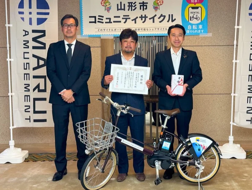 山形市のコミュニティサイクル「ベニちゃり」に電動アシスト自転車2台を寄贈した際の画像