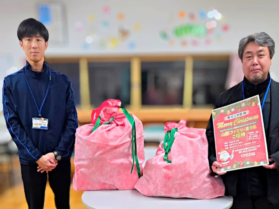 児童養護施設へクリスマスプレゼントをお届けした際の画像